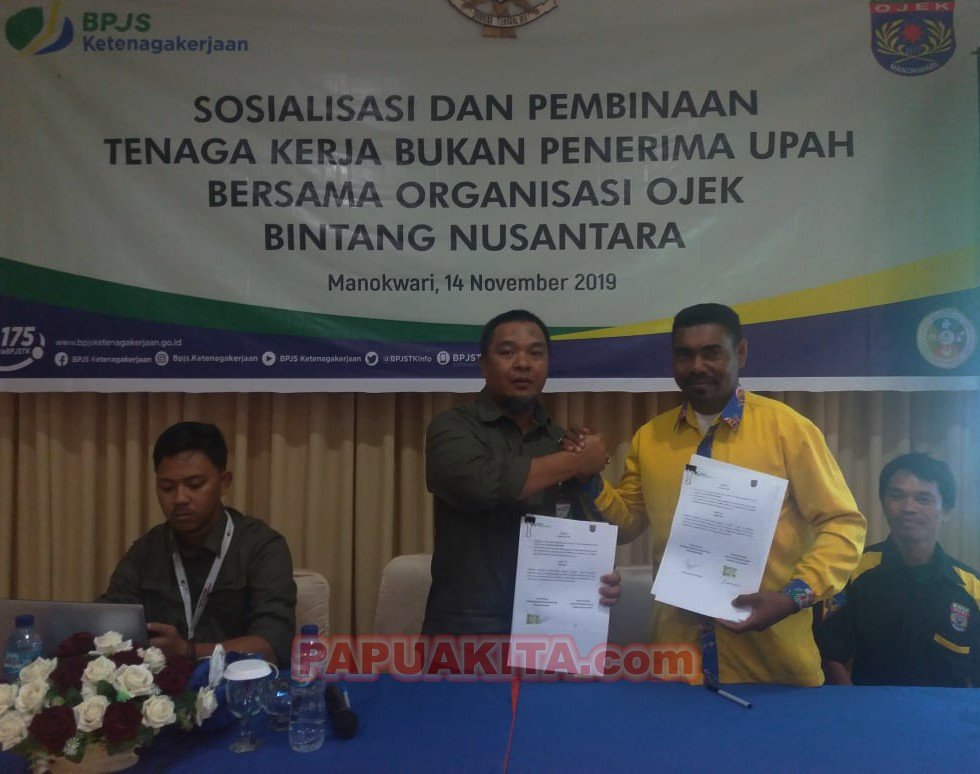 Kiri-kanan. Kepala BPJS Ketenagakerjaan Cabang Manokwari, Sunardi Said dan Ketua Umum organisasi ojek BINUS, Anton Worabai.