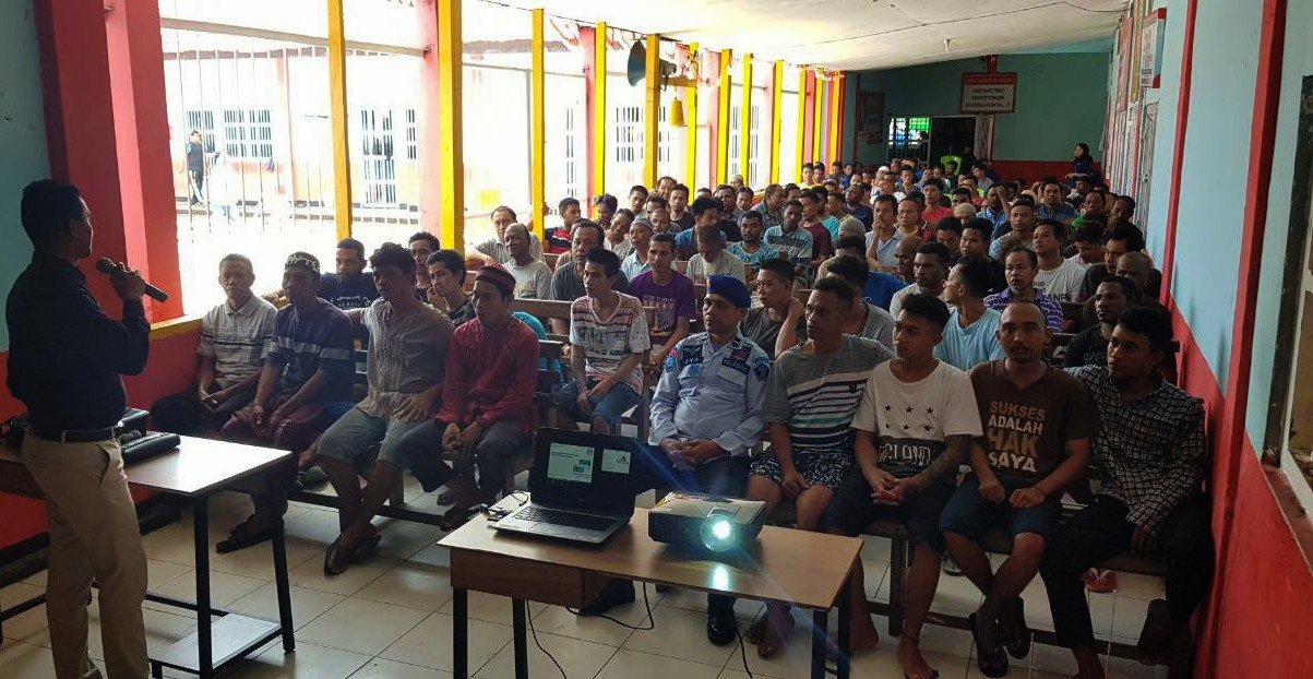 Petugas Pemeriksa dan Kepatuhan, Tonny Adrian saat menyampaikan sosialisasi kepada warga binaan lembaga pemasyarakatan kelas II B Manokwari.