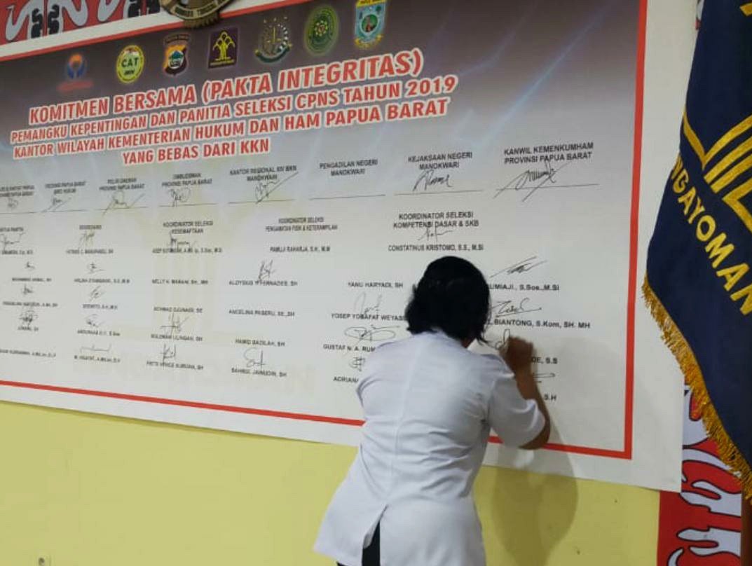 Salah satu pegawai di jajaran Kanwil Kemenkumham Papua Barat saat menandatangani komitmen bersama penerimaan CPNS 2019
