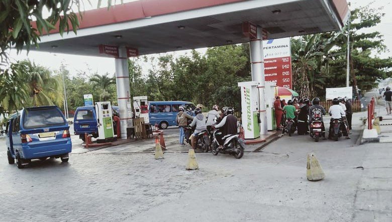 Antrean kendaraan bermotor di salah satu SPBU di Labuha, Halmahera Selatan