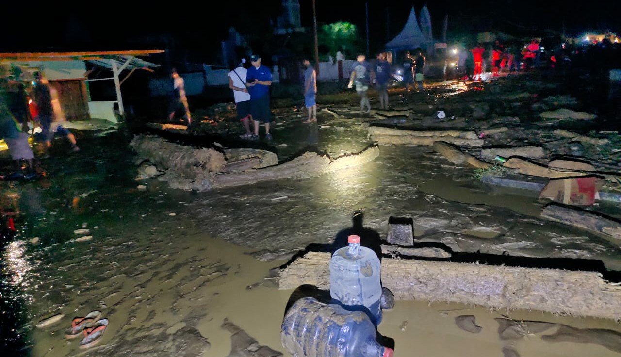 Banjir di Wasior, Teluk Wondama. Banjir dipicu luapan salah satu sungai di daerah tersebut.