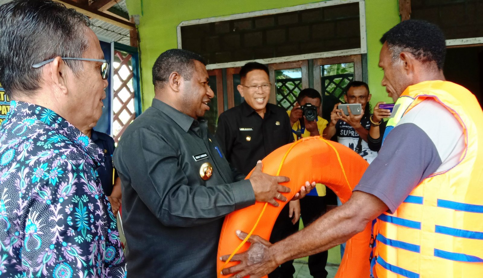 Bupati Demas Paulus Mandacan didampingi Wakil Bupati Edi Budoyo dan Kepala DPKP, Albert Simatupang menyerahkan bantuan Alat Perikanan Ikan secara simbolis kepada perwakilan kelompok nelayan