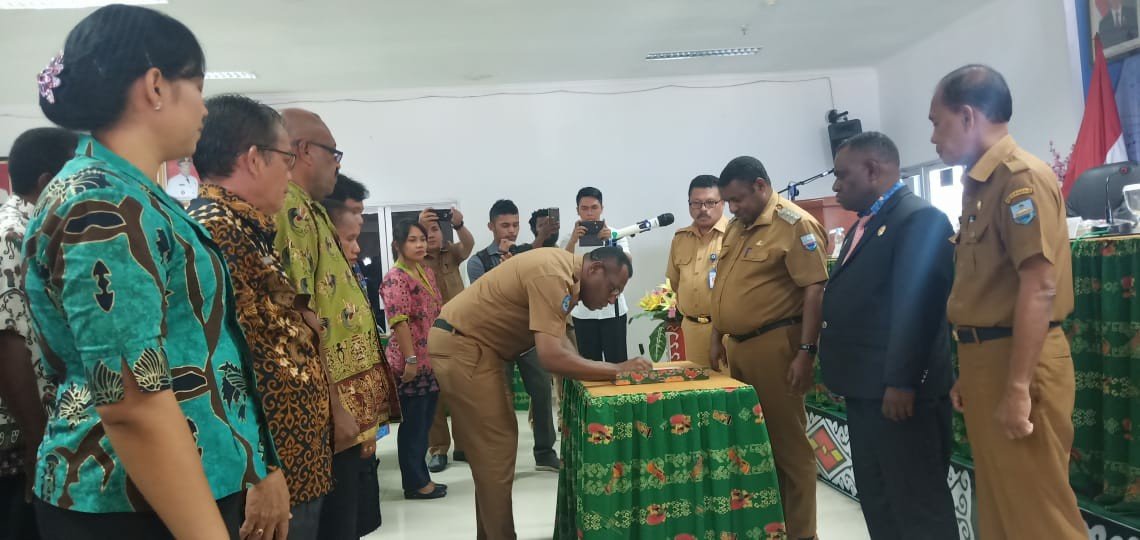 Bupati Manokwari saat melantik pengurus LPPD Manokwari