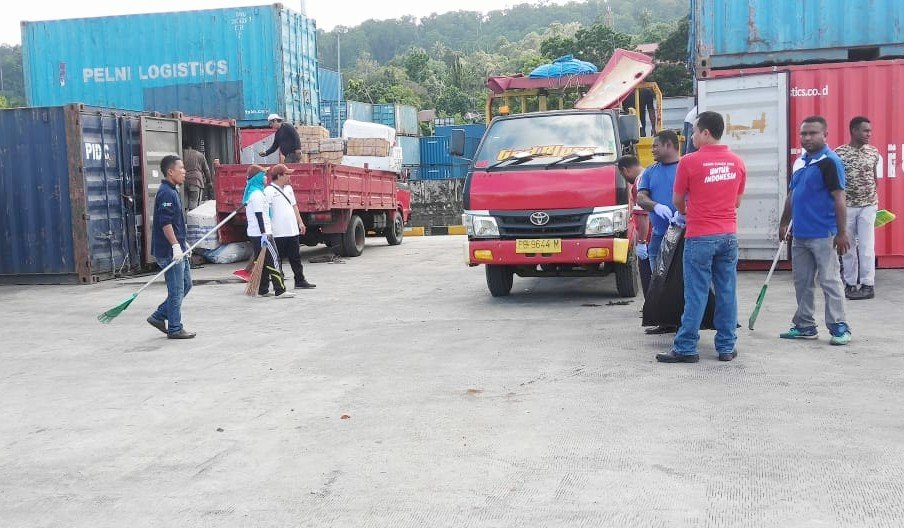 Kerja bakti membersihkan arela pelabuhan Manokwari oleh pegawai Kejari Manokwari, DPKP, dan KSOP dalam rangka HUT Adhyaksa ke-59