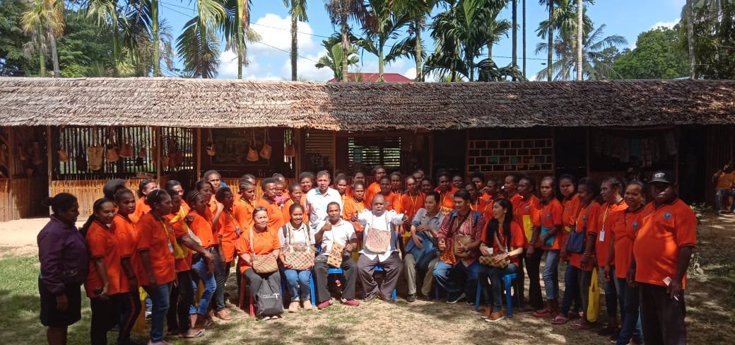 Peserta kegiatan pelatihan pemandu wisata budaya (Kuliner dan Belanja) Dinas PPO Kabupaten Sorong
