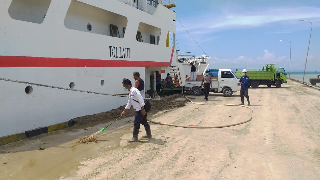Petugas Pelni Wasior bersama sejumlah ABK KM Sabuk Nusantara 28 membersihkan sisa-sisa lumpur di bagian trester pelabuhan
