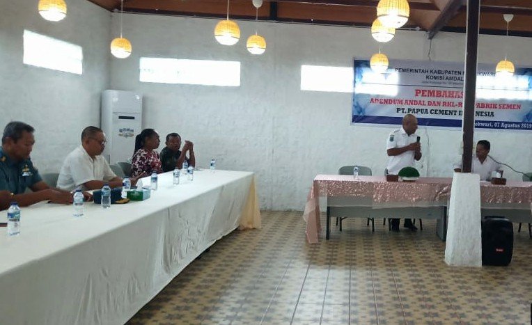 Rapat pembahasan Adendum Amdal PT SDIC atau Pabrik Semen Maruni.