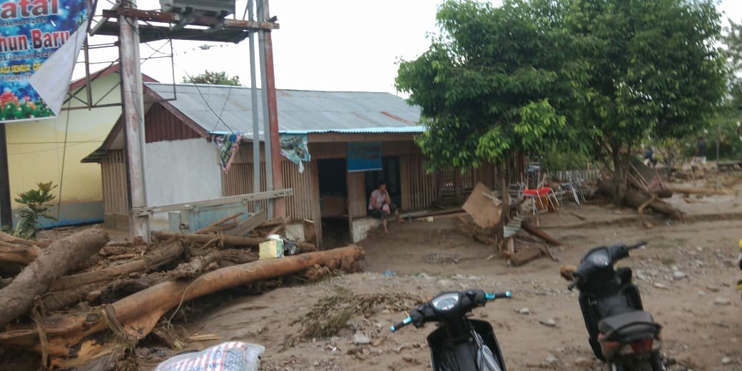 Salah seorang warga duduk tepekur di depan rumahnya yang berantakan pascabanjir yang melanda Distrik Wasior, Kabupaten Teluk Wondama