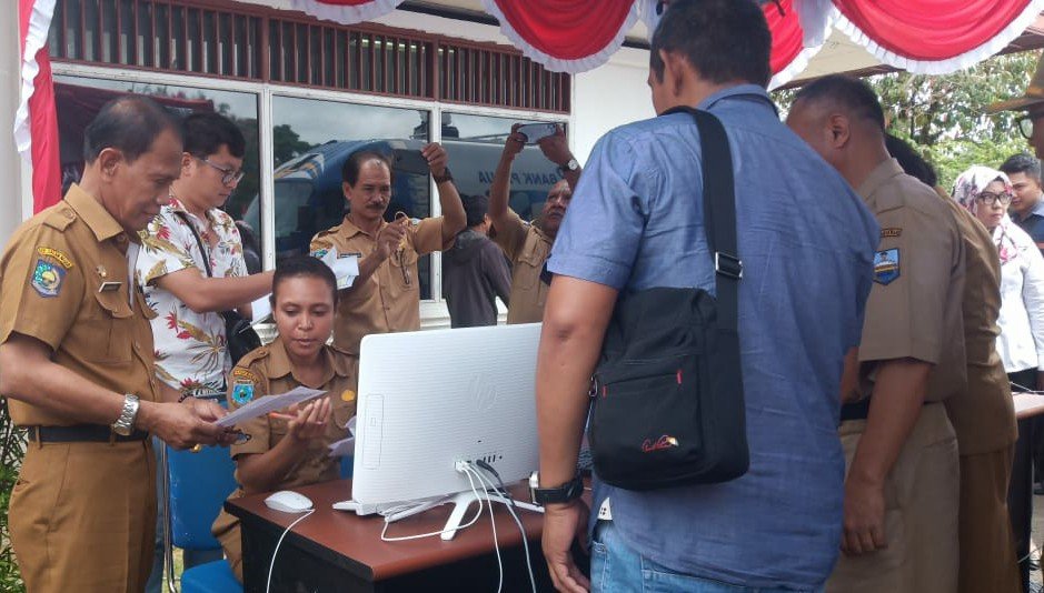 Sekda Aljabar Makatita ketika mengunjungi stand Bapenda di sela-sela kegiatan gebyar pembayaran PBB