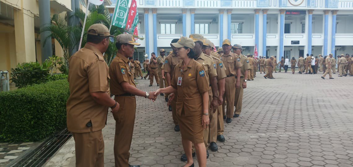 Sekretaris Daerah Kabupaten Manokwari, Aljabar Makatita berjabat tangan dengan ASN usai apel gabungan