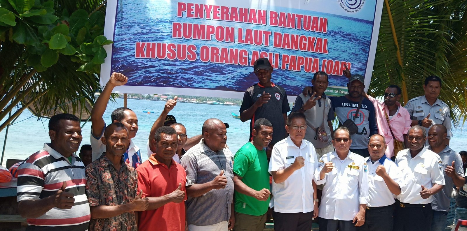 Wabup Edi Budoyo serahkan bantuan rumpon laut dangkal dan life jaket kepada kelompok nelayan dan komunitas anak air