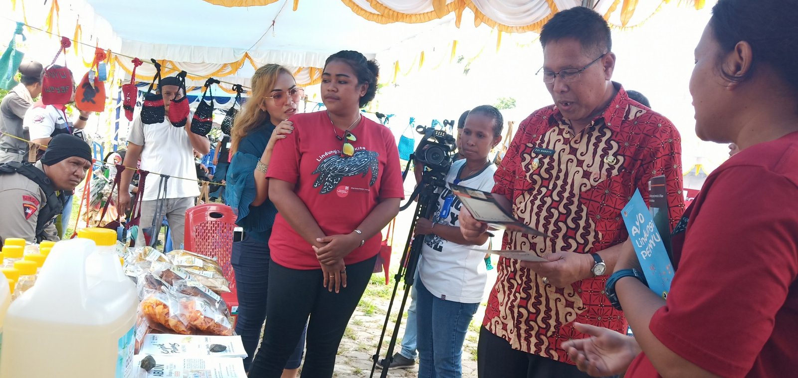Wakil Bupati Edi Budoyo menyambangi stand yang ada di Manokwari Expo 2019