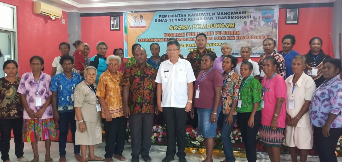 Wakil Bupati Edi Budoyo saat membuka kegiatan pelatihan keterampilan bagi pencari kerja di Kabupaten Manokwari