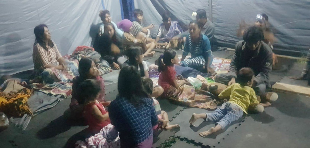 Warga Kampung Aurmios dan kampung Manggupi saat berada di tenda pengungsian sementara. Banjir pada Jumat malam lalu, telah merendam permukiman 26 KK di dua kampung tersebut