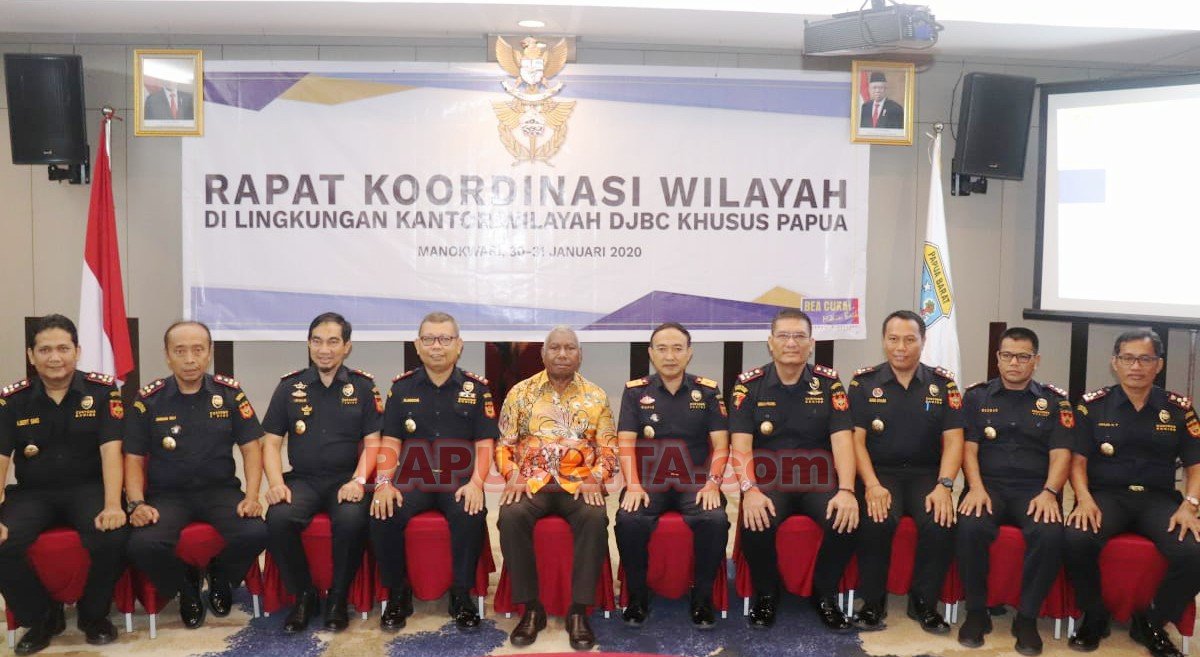Gubernur Dominggus Mandacan pose bersama jajaran DJBC Wilayah Khusus Papua dan Papua Barat usai membuka kegiatan Rakerwil DJBC Tahun 2020