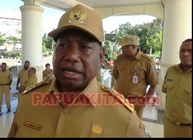 Gubernur Papua Barat, Dominggus Mandacan