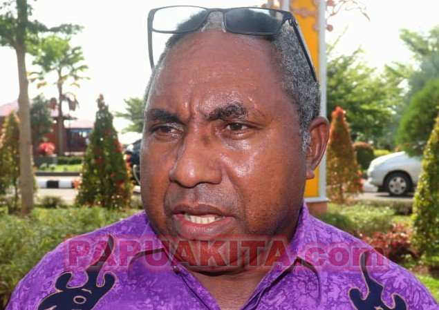 Kepala Dinas Pendidikan Provinsi Papua Barat, Barnabas Dowansiba