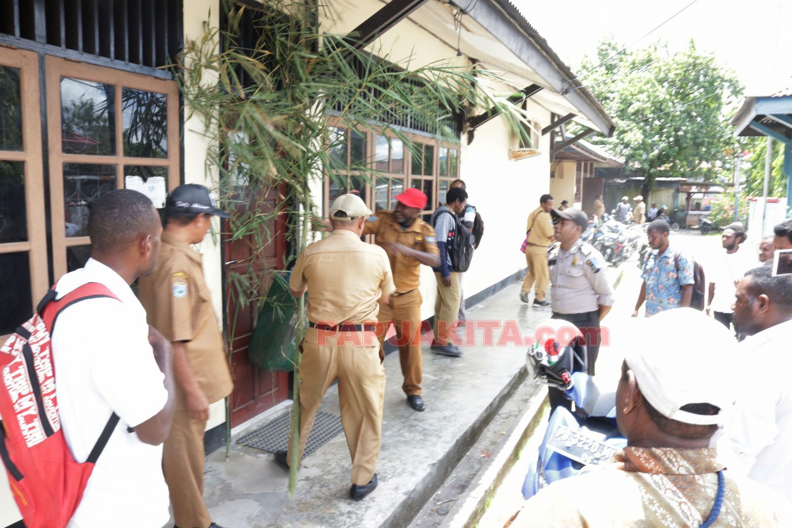 Kepala Dinas Sosial, Muhammad Mansyur saat membuka segel pintu kantornya. Kantor dinas sosial disegel pegawai honor karena menuntut realisasi upah