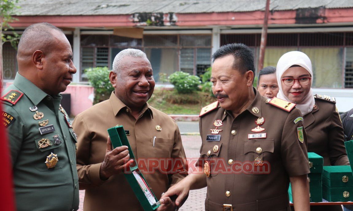 Kepala Kejaksaan Tinggi Papua, Yusuf SH, MH, Gubernur Dominggus Mandacan, dan Pangdam XVIII, Mayjend TNI Joppie Onesimus Wayangkau pose bersama.