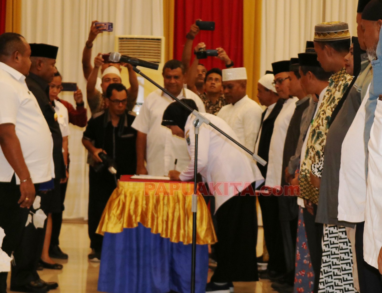 Kepala Kesbangpol Provinsi Papua Barat, Baesara Wael sebagai saksi menandatangani berita acara pelantikan FKLMI Papua Barat 2019-2024