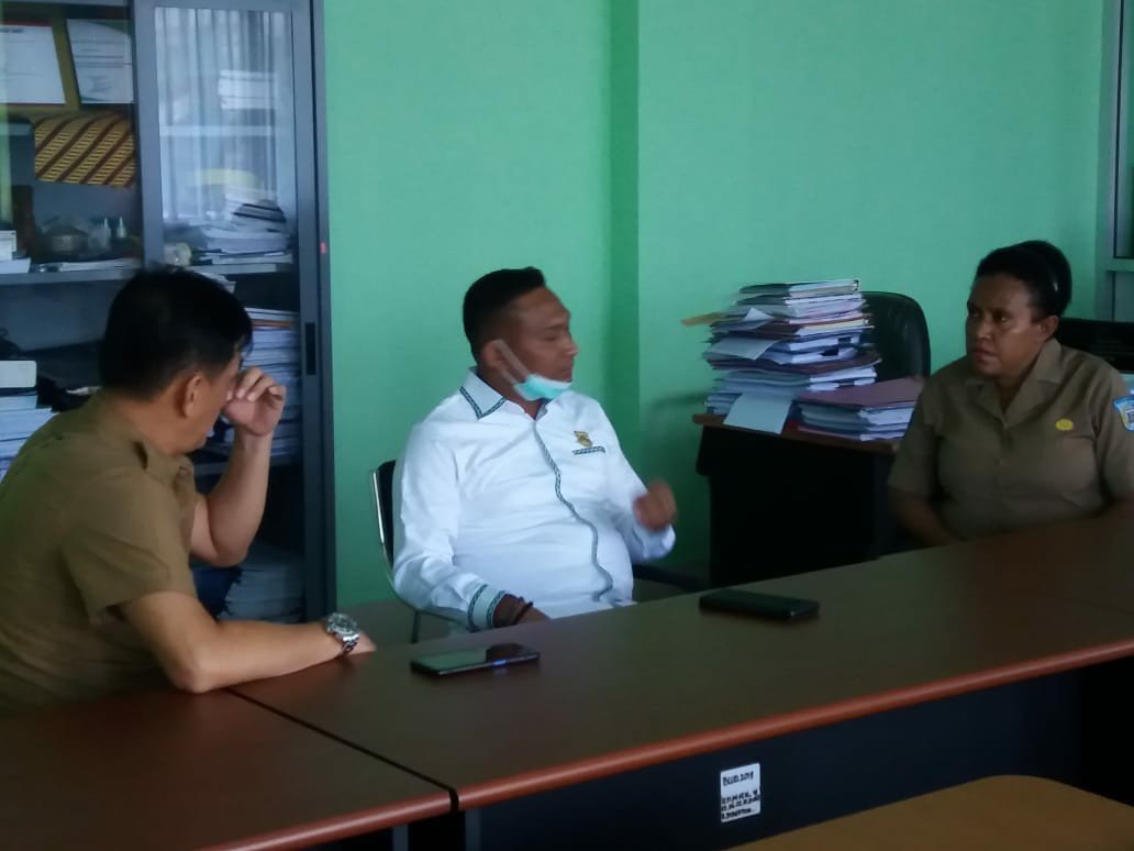 Ketua Komisi I DPR Papua Barat, Abdullah Gazam saat berdikusi dengan pihak RS Selebesolu Sorong