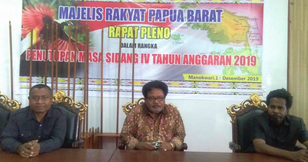 (Kiri-kanan). Anggota Majelis Rakyat Papua Provinsi Papua Barat (MRPB) masing-masing, Anton Rumbruren, Kelly Duwiri, dan Edy Klaus Kirihio