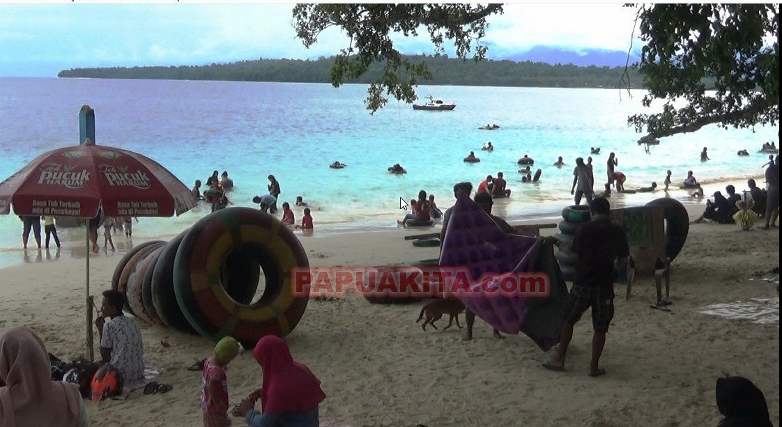 Pengunjung Pantai Wisata Pasir Putih membludak di hari libur tahun baru 2020