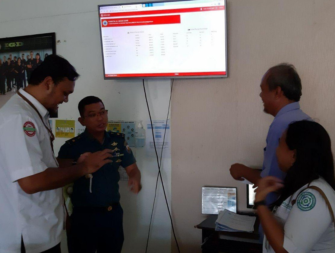 Penyediaan sarana prasarana dan keterbukaan informasi berupa penerapan display monitor ketersediaan tempat tidur di Rumah Sakit Angkatan Laut Manokwari, dr. Azhar Zahir