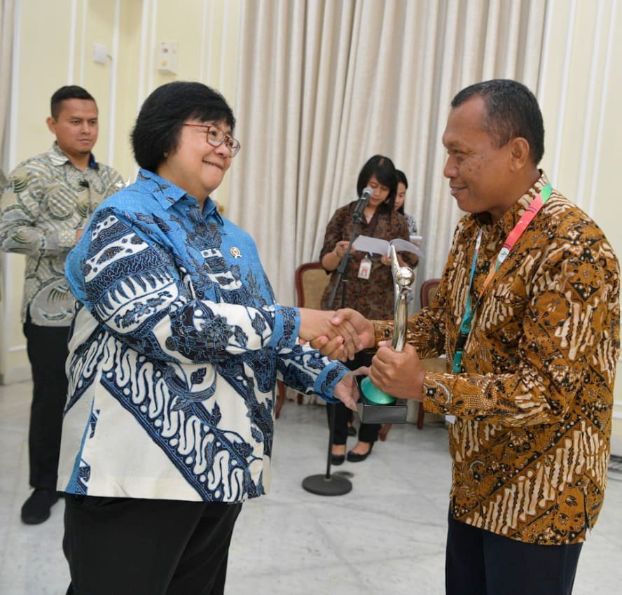 Penyerahan penghargaan PROPER Hijau kepada salah seorang perwakilan PT Pertamina MOR VIII
