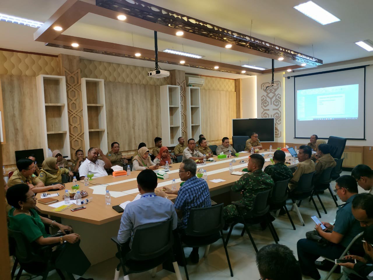 Pertemuan lintas sektor yang berlangsung di ruang rapat Dinas Kesehatan Provinsi Papua Barat. Pertemuan tersebut dalam rangka menyikapi ancaman virus corona di daerah ini