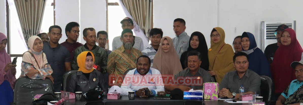 Perwakilan Pedagang Pasar Sanggeng saat beraudiens dengan perwakilan DPRD Kabupaten Manokwari. Pedagang mengeluhkan masalah keamanan dan kenyaman pasar.