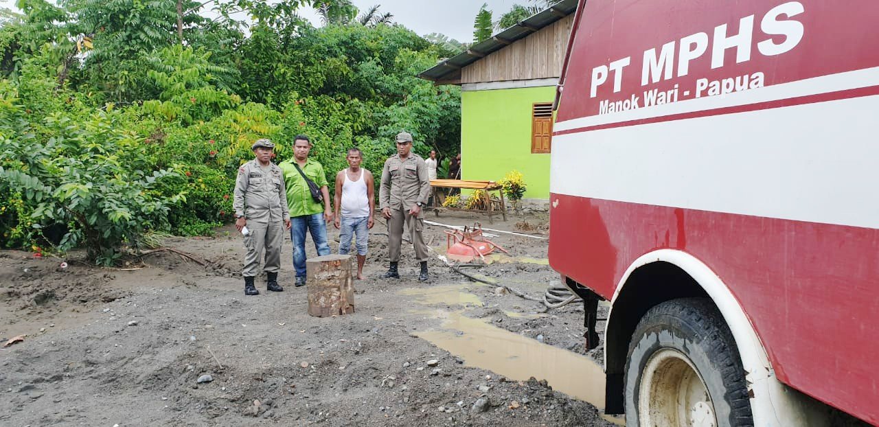 Perwakilan manajemen PT Medco saat mendistribusikan air bersik kepada warga korban banjir luapan Sungai Waramui