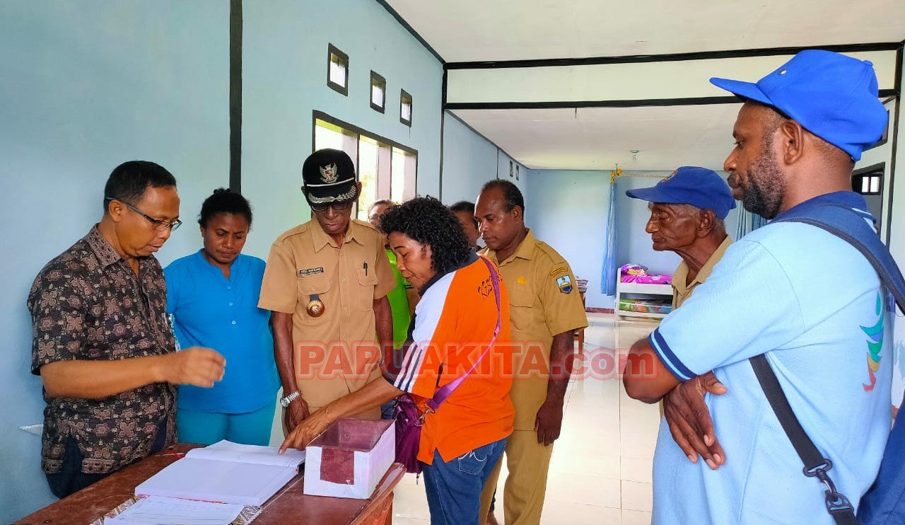 Salah seorang kader posyandu Kampung Wamesa, Distrik Manokwari Selatan, Rika Rumadas ketika menunjukan data pelaksanaan STBM