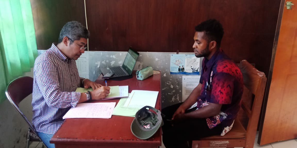 Salah seorang pelamar saat mengikuti tes wawancara seleksi penerimaan keryawan BP Tangguh melalui subkontraktor PT GDSK