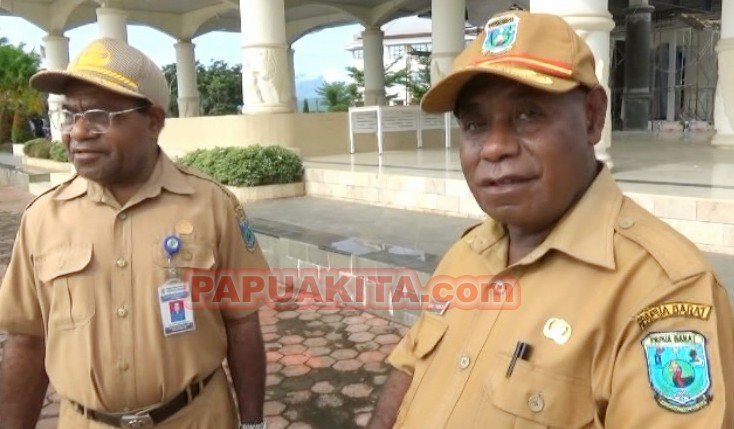 Sekretaris Daerah Provinsi Papua Barat, Nathaniel Mandacan (kanan), bersama Kepala Badan Kepegawaian Daerah, Yustus Meidodga