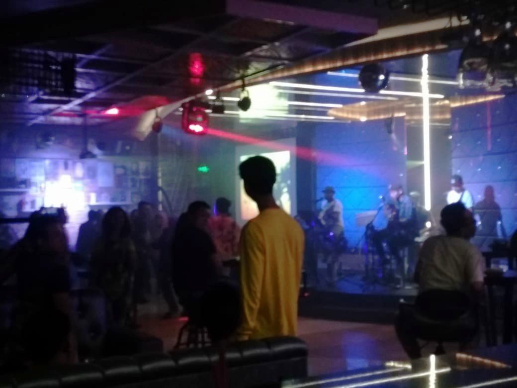 Suasana akhir pekan di Anday Lounge, Aston Niu Hotel Manokwari. Setiap Rabu dan Sabtu, tempat tongkrongan ini menawarkan hiburan live music tematik.