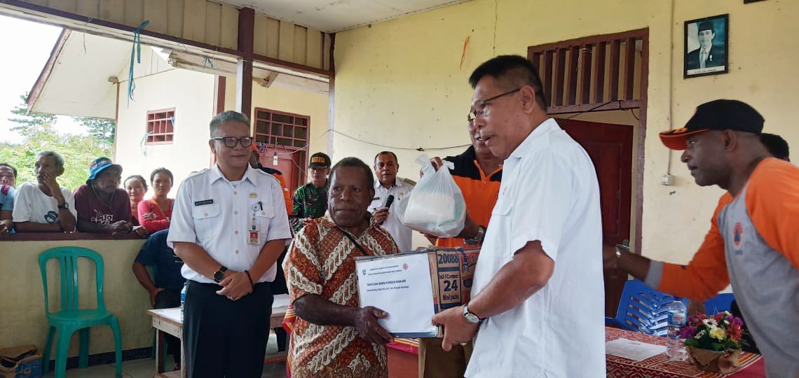 Wakil Bupat iEdi Budoyo menyerahkan bantuan kepada kepada perwakilan warga Kampung Warikon, Distrik Sidey