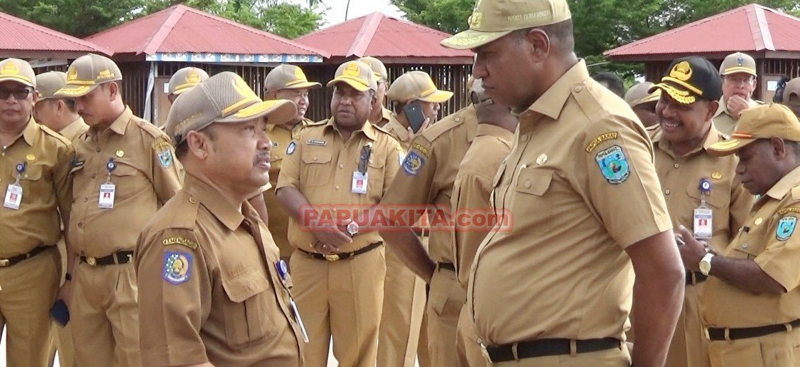 Wakil Gubernur Mohamad Lakotani nampak berbincang dengan Inspektur Papua Barat, Sugiyono usai memimpin apel gabungan di lingkup Papua Barat