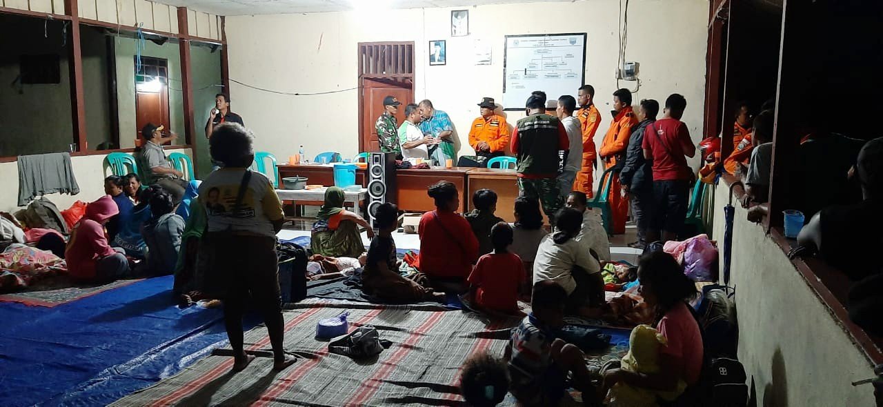 Warga Dusun Warikon, Kampung Sidey Jaya, Distrik Sidey mengungsikan diri sementara di balai kampung akibat banjir yang melanda permukiman mereka