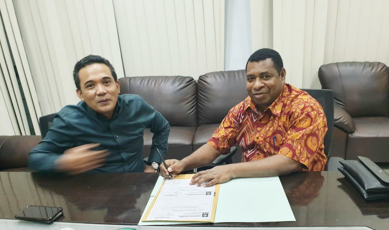Demas Paulus Mandacan (kanan) saat menandatangani berita acara penyerahan rekomendasi dukungan politik didampingi Koordinator Desk Pilkada DPP PKB untuk Papua dan Papua Barat, Iman Sukri