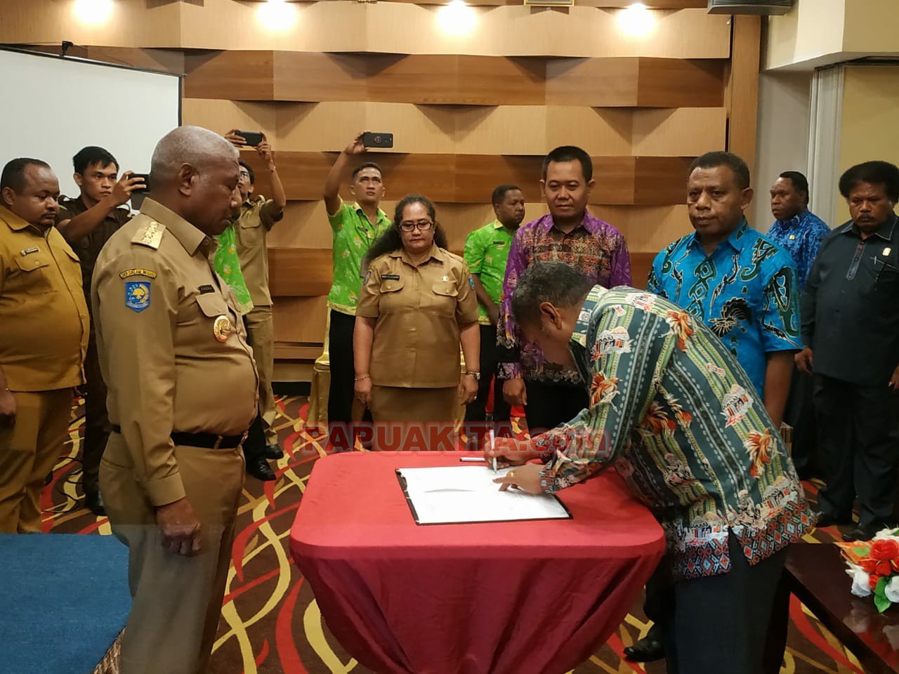Gubernur Dominggus Mandacan melantik 2 anggota Pansel calon anggota DPRPB dari unsur adat dan Kejaksaan. Nampak ketua MRPB, Maxsi Nelson Ahoren menandatangani berita acara pelantikan