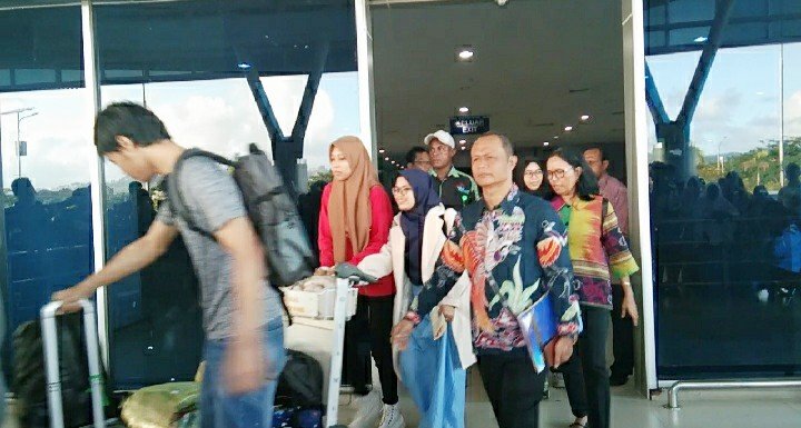 Kepala Dinas Kesehatan Provinsi Papua Barat, Otto Parorongan dan Kepala Badan Penghubung Pemprov, Juliana Antoneta Maitimu ketika mendampingi Delapan Mahasiswa asal Sorong
