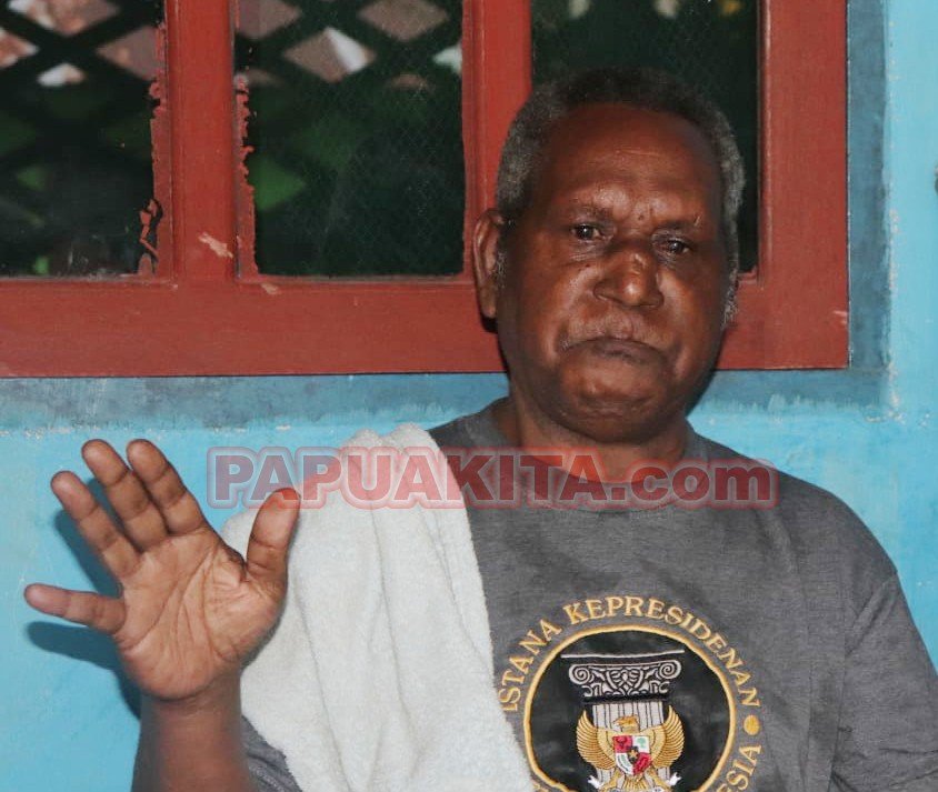 Kepala suku Irires Stevanus Syufi Kepala suku Irires Stevanus Syufi