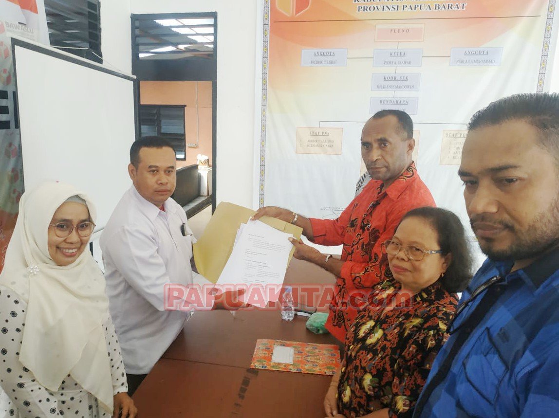 Pasangan Romansa menyerahkan pengaduan ke Bawaslu Kabupaten Manokwari