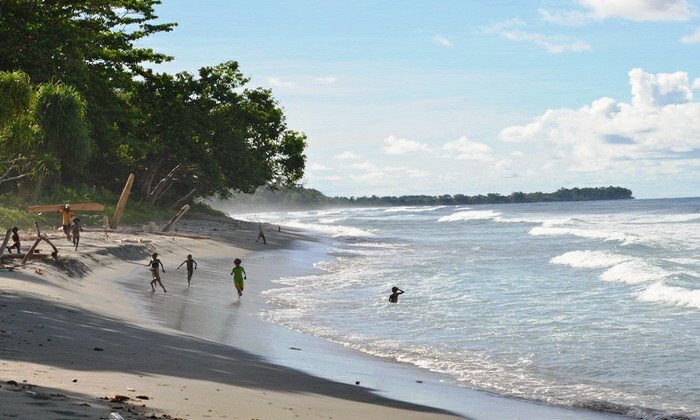 Pemandangan Pantai Aipiri di Distrik Manokwari Timur