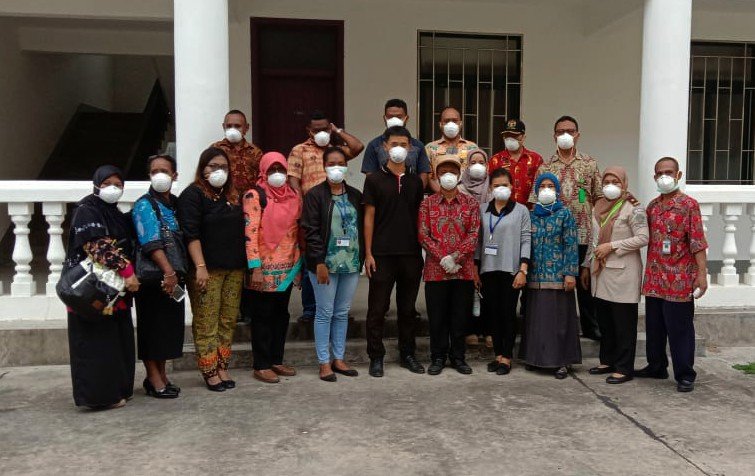 Tim kesehatan saat melakukan pemeriksaan terhadap kondisi TKA Pabrik Semen PT SDIC yang baru pulang dari China usai merayakan Imlek
