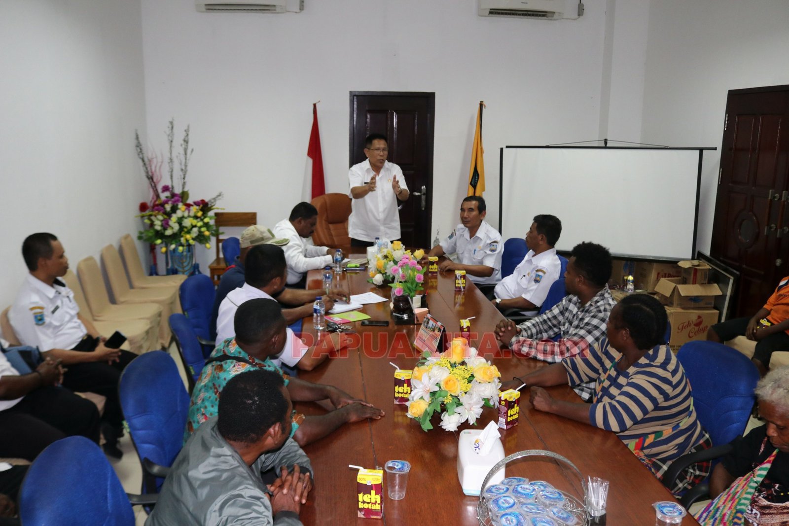 Wakil Bupati Edi Budoyo saat menerima perwakilan warga Kampung Tanah Merah, Distrik Warmare yang menyampaikan aspirasi terkait dugaan pencemaran lingkungan