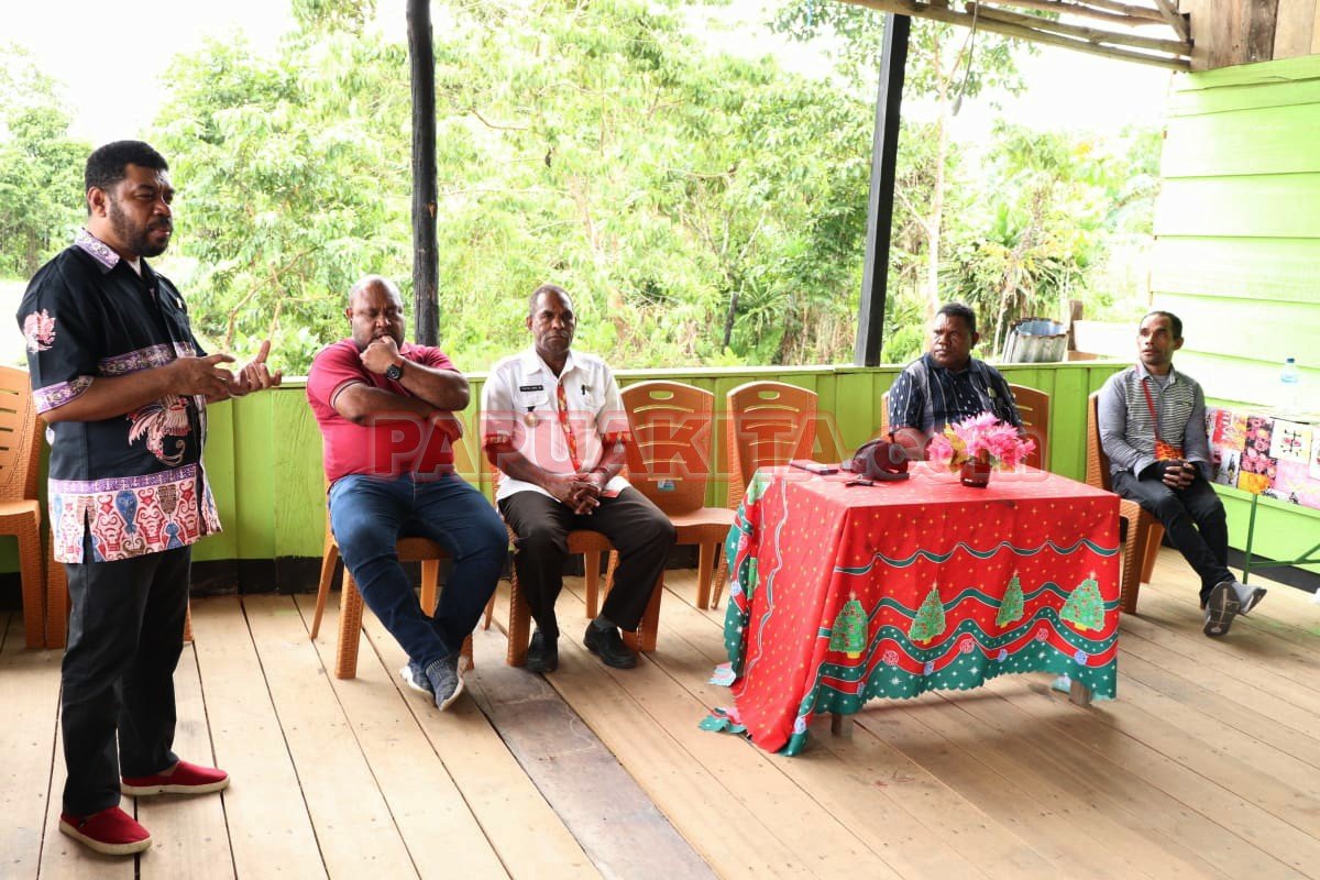 Anggota DPD RI Perwakilan Papua Barat Filep Wamafma ketika berdialog dengan masyarakat sub Suku Meyah di dataran distrik Warmare, Prafi, Masni dan Sidey (Warpramasi) terkait usulan IPR.