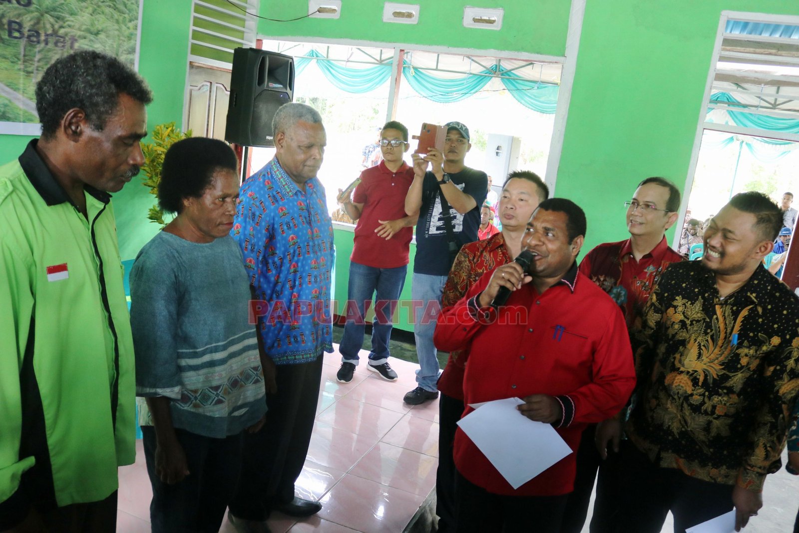 Bupati Demas Paulus Mandacan ketika menyerahkan hak-hak eks Karyawan PT Yongjing Investindo secara simbolis dan disaksikan manajemen PT Permata Sawit Mas sebagai pemenang lelang