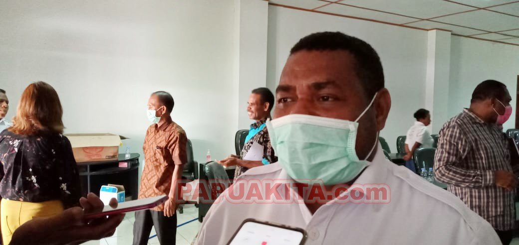 Bupati Demas Paulus Mandacan menyatakan Pemda Manokwari telah menggulirkan program asuransi bagi dokter dan perawat yang menangani kasus Covid-19